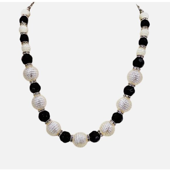 Black and white bead necklace with white textured pearl beads, black glass beads - Picture 2 of 9